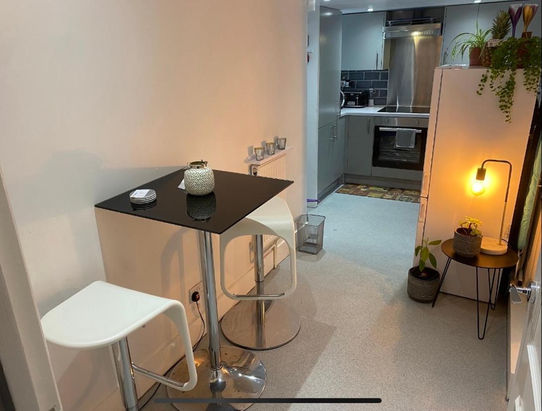 Private Double Bedroom In A 2bedroom Apartment, Connected Via Underground, Overground And Many Bus Routes * Londra