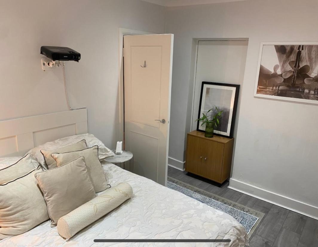 Apartament Private Double Bedroom In A 2bedroom Apartment, Connected Via Underground, Overground And Many Bus Routes Londra